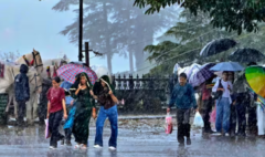 Delhi में अगले दो दिनों में भारी बारिश होने की संभावना है और देश के पूर्वोत्तर राज्यों के लिए रेड अलर्ट जारी किया गया है।