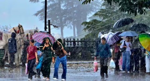 Delhi में अगले दो दिनों में भारी बारिश होने की संभावना है और देश के पूर्वोत्तर राज्यों के लिए रेड अलर्ट जारी किया गया है।
